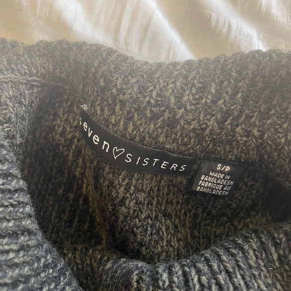 M Boutique Turtle Neck size small - Picture 2 of 3